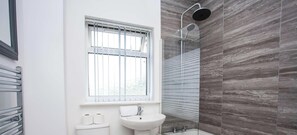 Een douche, handdoeken