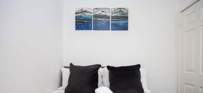 3 bedrooms, iron/ironing board, WiFi, bed sheets
