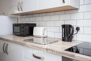 Kühlschrank, Mikrowelle, Ofen, Herdplatte