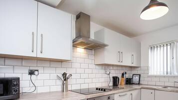 Frigorífico, horno, placa de cocina y tostadora