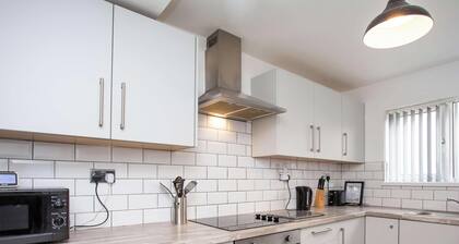 20% OFF | Stylish 5BR Home | Sleeps 11 | Parking