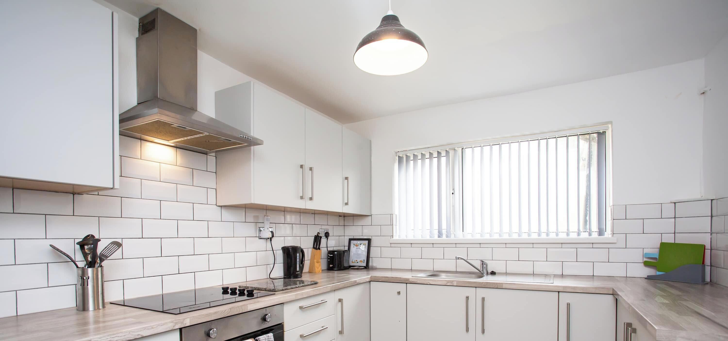 Een koelkast, een oven, een kookplaat, een broodrooster