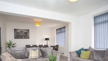 Een televisie en een kantoor