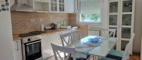 Réfrigérateur, four à micro-ondes, un four, surface de cuisson