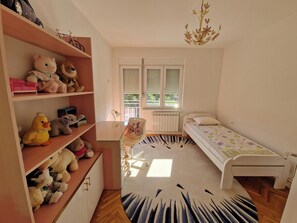 3 dormitoris, escriptori, planxa i posts de planxar i wifi gratuïta 