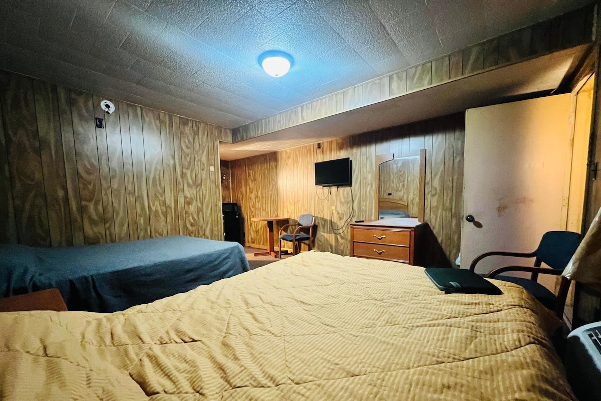 Een bureau, een strijkplank/strijkijzer, gratis wifi, beddengoed
