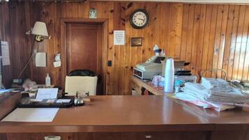 ฝ่ายต้อนรับ