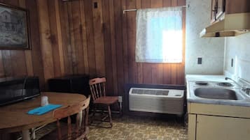 2 Queen Beds with Kitchenette Non-Smoking | مطبخ صغير خاص