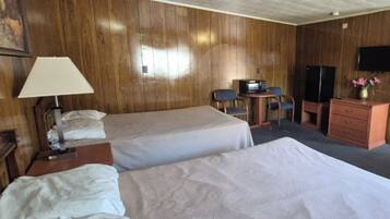 2 Queen Beds Non-Smoking | โต๊ะทำงาน, เตารีด/โต๊ะรีดผ้า, Wi-Fi ฟรี, ผ้าปูที่นอน