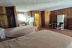 2 Queen Beds with Kitchenette Non-Smoking | Escritorio, tabla de planchar con plancha, wifi gratis y ropa de cama