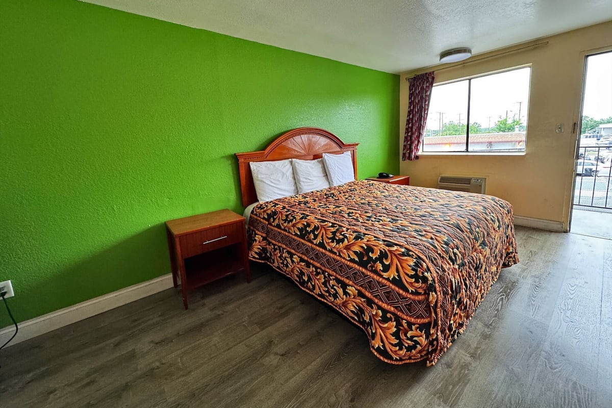 Desk, free WiFi, bed sheets