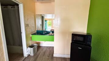 Escritorio, wifi gratis y ropa de cama