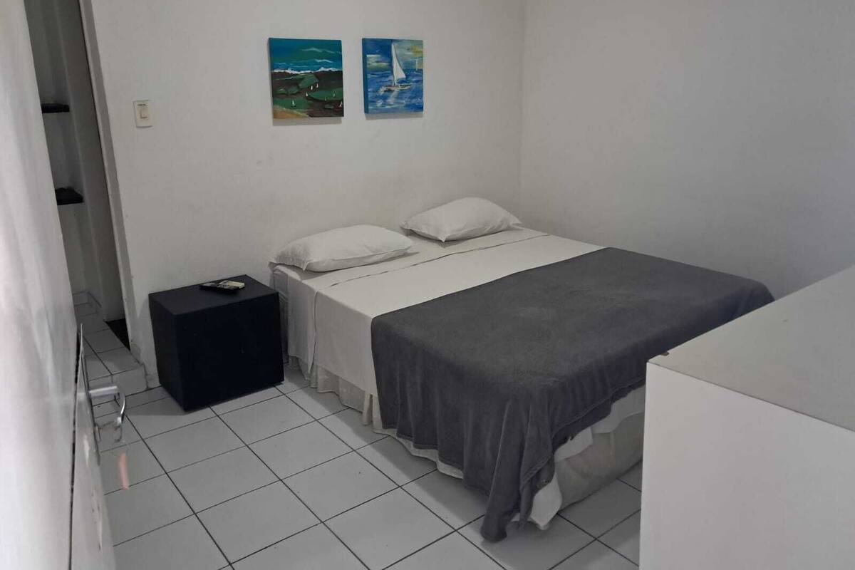 Habitación con 2 camas individuales | Espacio para trabajar con laptop y tabla de planchar con plancha 
