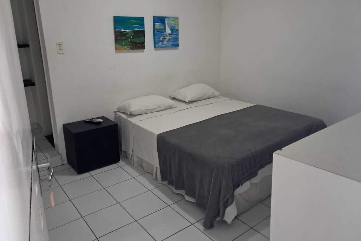 Habitación con 2 camas individuales | Espacio para trabajar con laptop y tabla de planchar con plancha