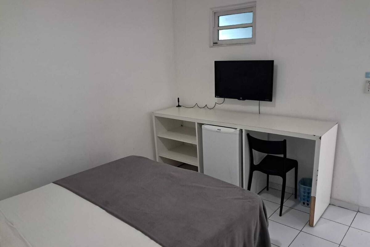 Habitación doble de uso individual | Espacio para trabajar con laptop y tabla de planchar con plancha 