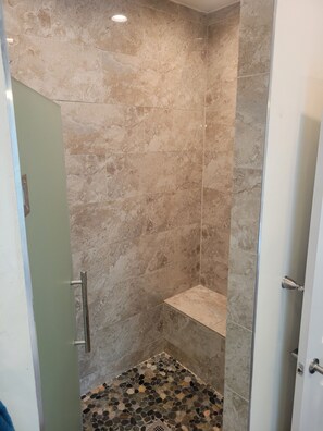 Dusche, Haartrockner, Handtücher, Seife