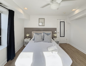 3 bedrooms, desk, WiFi, bed sheets - Grand City Haven: 3BR Stay for 6 Near Rocky Steps (Philadelphia)