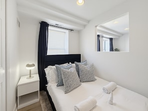3 bedrooms, desk, WiFi, bed sheets - Grand City Haven: 3BR Stay for 6 Near Rocky Steps (Philadelphia)