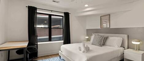 3 室のベッドルーム、デスク、WiFi、ベッドシーツ