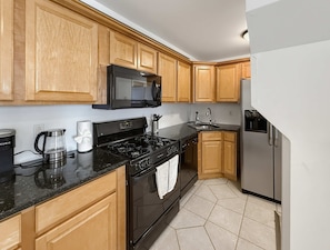 Coffee/tea maker, fridge, microwave, oven - Grand City Haven: 3BR Stay for 6 Near Rocky Steps (Philadelphia)