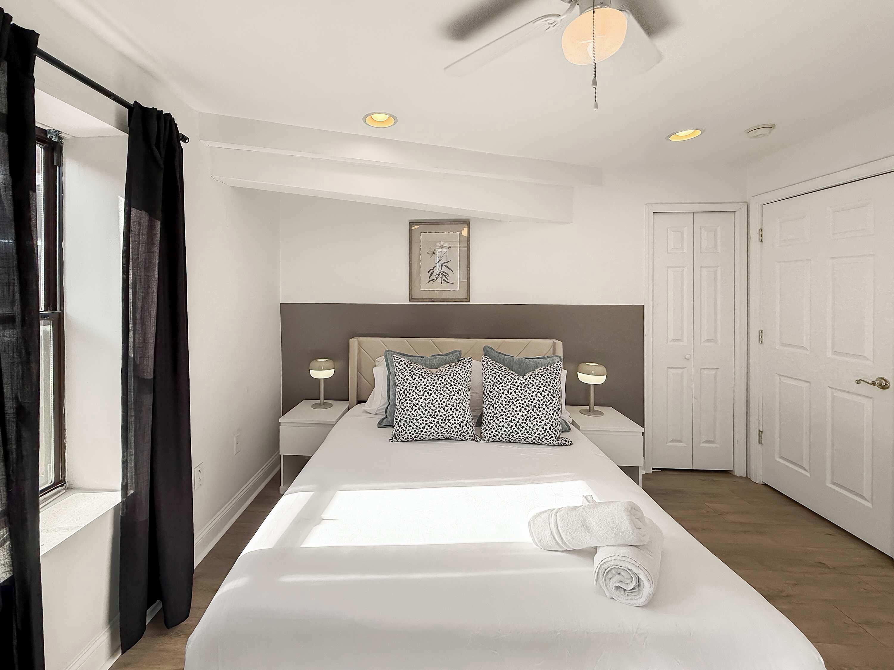 3 bedrooms, desk, WiFi, bed sheets