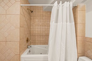 Shower, hair dryer, towels - Cozy 3BD | Old City | 3 Beds | Independence Hall (Philadelphia)