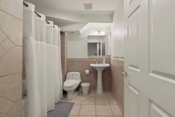 Shower, hair dryer, towels, shampoo - 3BR Urban Retreat – 6 Guests by Independence Hall (Philadelphia)