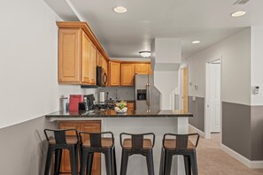 Fridge, microwave, oven, stovetop - Cozy 3BD | Old City | 3 Beds | Independence Hall (Philadelphia)