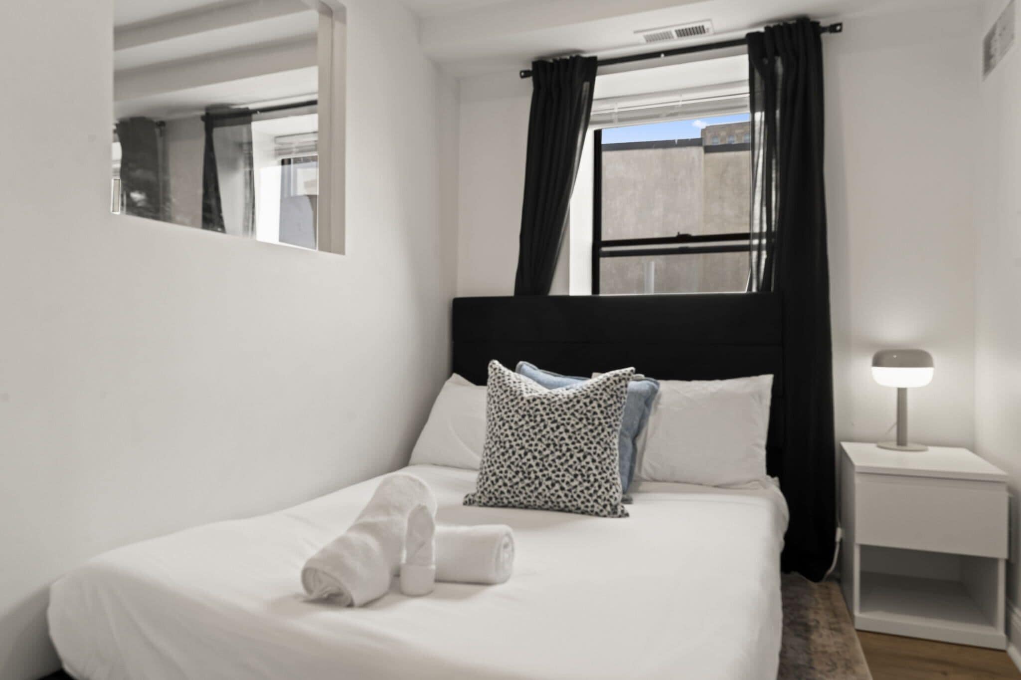 3 bedrooms, desk, WiFi, bed sheets