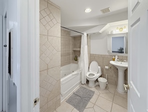 Shower, hair dryer, towels, shampoo - Grand City Haven: 3BR Stay for 6 Near Rocky Steps (Philadelphia)