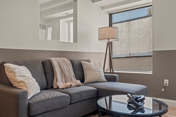 TV - Cozy 3BD | Old City | 3 Beds | Independence Hall (Philadelphia)