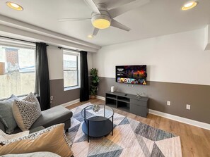 TV - Cozy 3BD | Old City | 3 Beds | Independence Hall (Philadelphia)