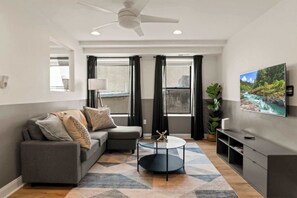 TV - 3BR Urban Retreat – 6 Guests by Independence Hall (Philadelphia)