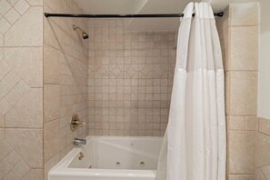 Shower, hair dryer, towels, shampoo - 3BR Urban Retreat – 6 Guests by Independence Hall (Philadelphia)