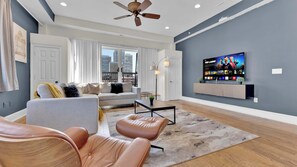 TV, offices - Charming 2BD by Independence Hall | Sleeps 6 (Philadelphia)