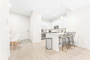 Fridge, microwave, oven, stovetop - Luxury 2BD | Deep Ellum | Free Parking | Pool+Gym (Dallas)