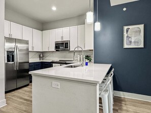 Réfrigérateur, four à micro-ondes, un four, surface de cuisson