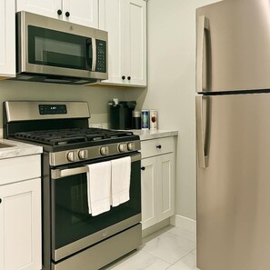 Réfrigérateur, four à micro-ondes, un four, surface de cuisson