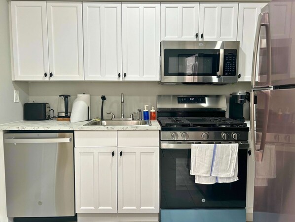 Réfrigérateur, four à micro-ondes, un four, surface de cuisson