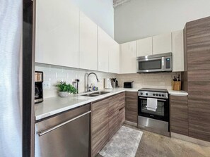 Frigorífic, microones, forn i placa de cuina 