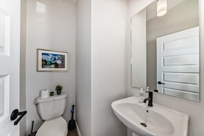Douche, séchoir à cheveux, serviettes fournies, savon