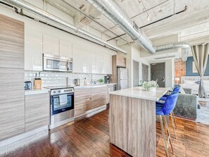 Frigorífico, microondas, horno y placa de cocina