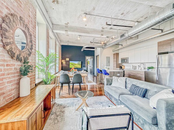 Una televisión, una oficina