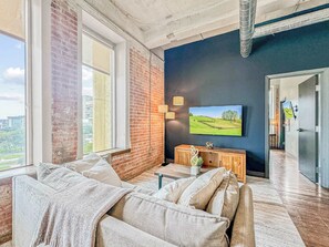 Una televisión, una oficina