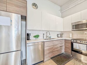 Frigorífico, microondas, horno y placa de cocina