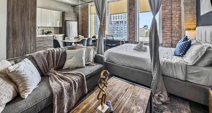 Grand 3BD | DT Dallas | Sleeps 14 | Free Parking