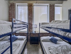 3 habitaciones, tabla de planchar con plancha, wifi y ropa de cama 