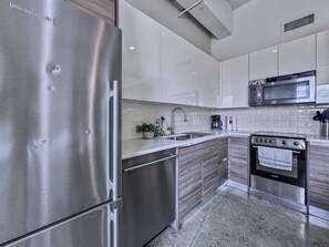 Réfrigérateur, micro-ondes, four, plaque de cuisson