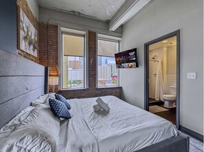 3 habitaciones, tabla de planchar con plancha, wifi y ropa de cama 