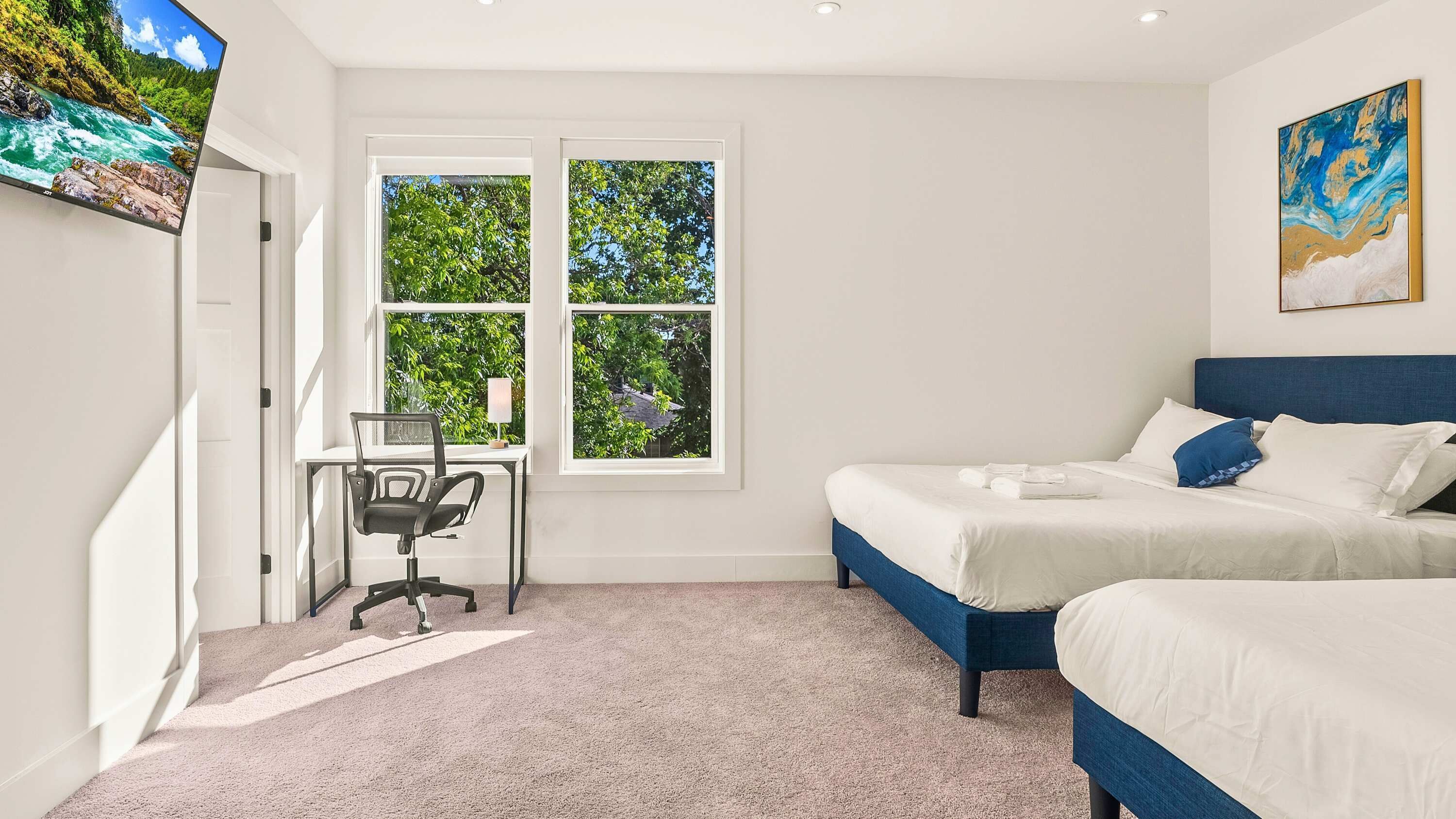 3 bedrooms, iron/ironing board, WiFi, bed sheets